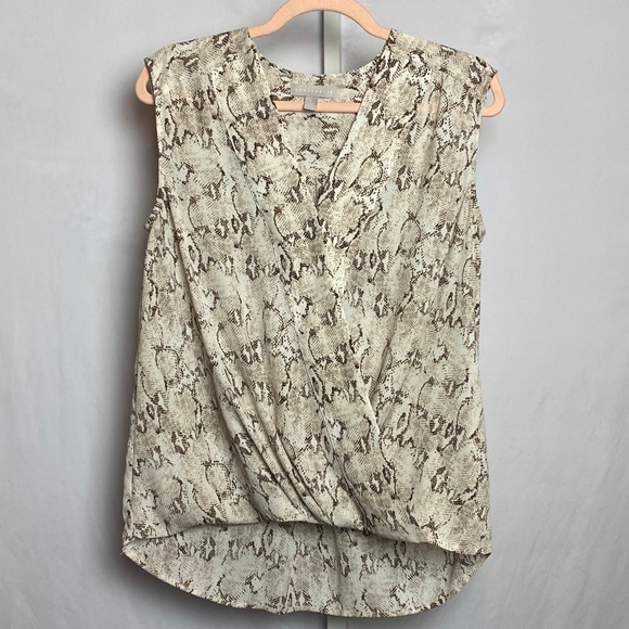 💙5/$15 Chelsea 28 Womenʻs Sleeveless Snake Print Surplice Blouse Size Medium - Picture 1 of 3